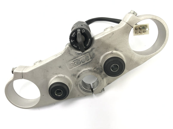 KTM 690 SM Prestige [2007] - Ponte do garfo no topo com a tampa da trava de ignição da ignição por ignição