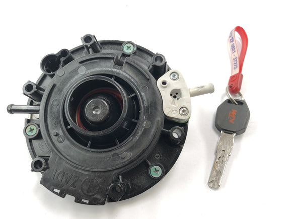 KTM 1050 Adventure [2017] - Zamknięcie pokrywy pokrywki paliwowej