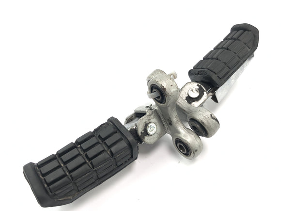 Yamaha FJ 1100 47E [1985] - förarens fotstöd åt vänster och höger