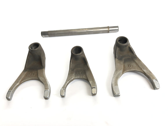 Yamaha YZF 750 R 4NHN [1996] - Kytkinhaarukot kytkentäkynnet asetettu