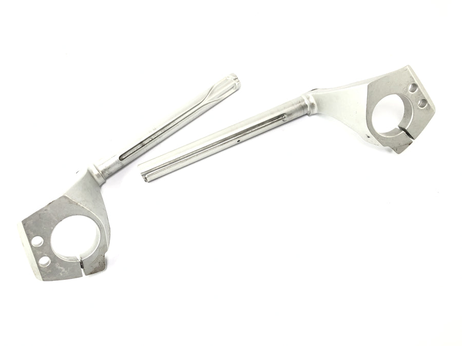 Triumph Sprint ST 1050 [2005] - ohjaustanko Fum vasemmalla ja oikealla ohjaustangolla