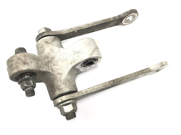 Suzuki VZ 1500 WVCU [2011] - Umlenkung Schwinge Stoßdämpferaufnahme