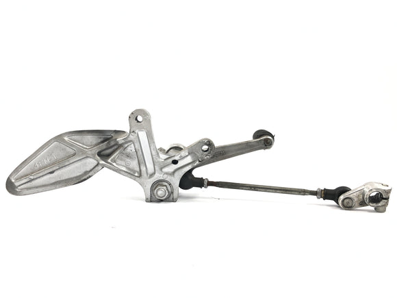 Yamaha YZF 750 R 4HN [1995] - Fahrer Fußrastenanlage links mit Schaltpedal und Gestänge