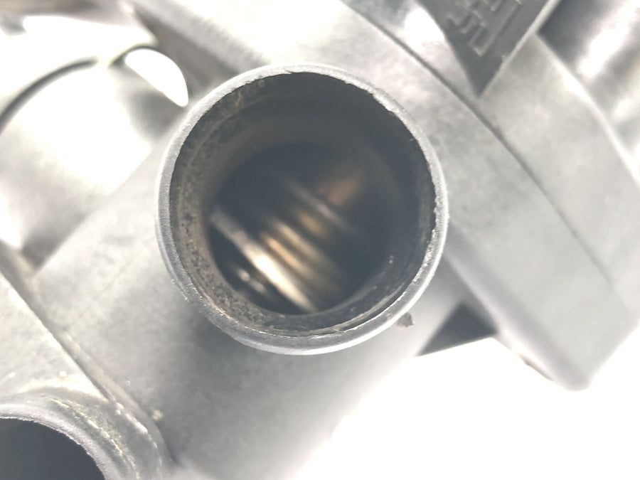 TRIUMPH DAYTONA 955I T595 [1998] - Jäähdytysnestetermostaatin termostaattikotelo