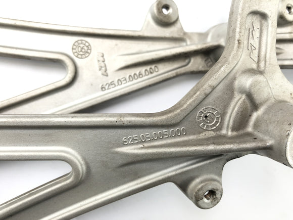 KTM 950 SM LC8 [2008] - uchwyt silnika po lewej i prawej stronie