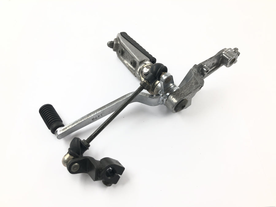 Kawasaki ZRX 1200 S ZRT20A [2001] - Fußrastenanlage vorne links mit Schalthebel und Schaltgestänge Fahrerfußraste