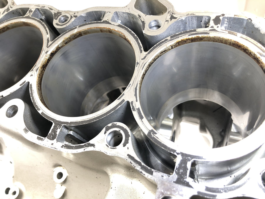 Honda CBF 1000 A SC58 [2006] - Bloque de motor de carcasa del motor con enchufes y cilindros en funcionamiento