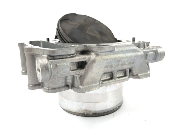 KTM 1050 Adventure [2017] - Cylinder z tłokami z tyłu