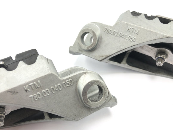 KTM 1050アドベンチャー[2017]  - 左右のフットレストを運転するフットレスト