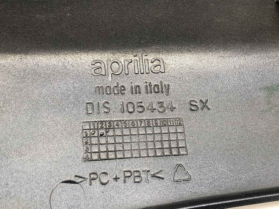 Aprilia RST 1000 Futura [2002] - Sittbeklädnad bakom höger bakre beklädnad