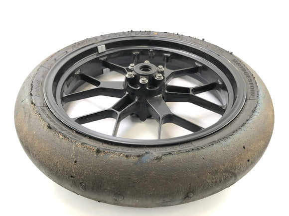 Aprilia RSV4 1000 [2010] - El borde de la rueda delantera en el frente