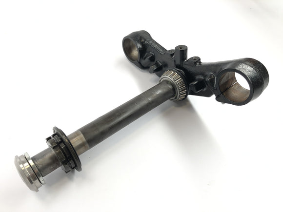 川崎GPZ 1100 ZXT10E [1997]  - コントロールヘッドパイプの下のフォークブリッジ