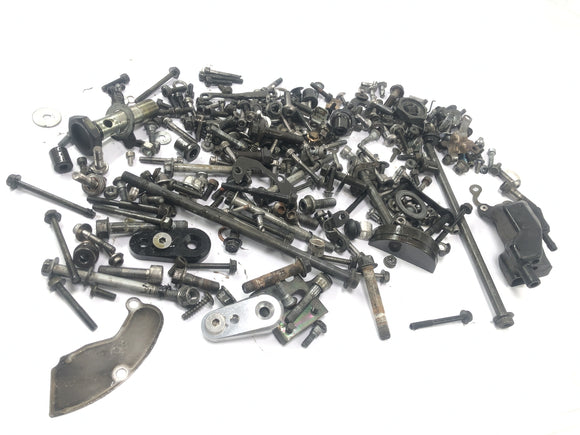 Yamaha YZF R1 RN01 [1998] - Las piezas y tornillos residuales son paquetes