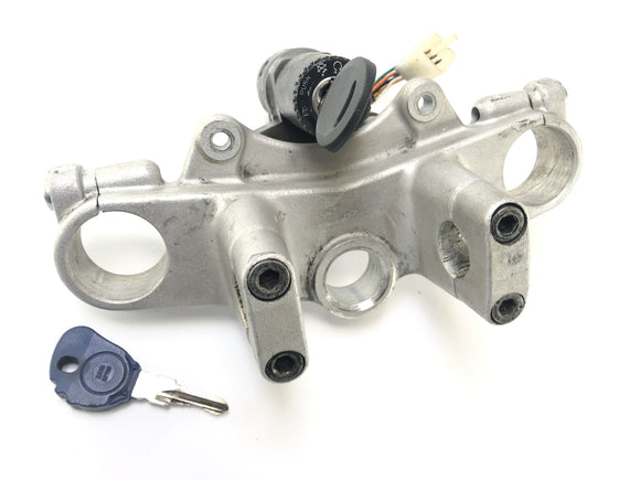 Yamaha XT 125 x [2004] - мост вилки наверху с замком зажигания