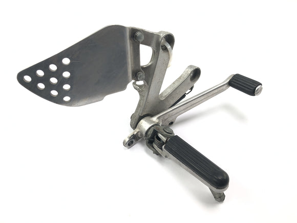 Honda CBR 900 RR Fireblade SC33 [2000] - Подставка для ног передняя правая Подставка для ног водителя с педалью тормоза