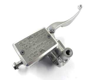 Kawasaki VN 1600 Средняя полоса Vnt60b [2005] - Тормозный насос в переднем тормозном рычаге.