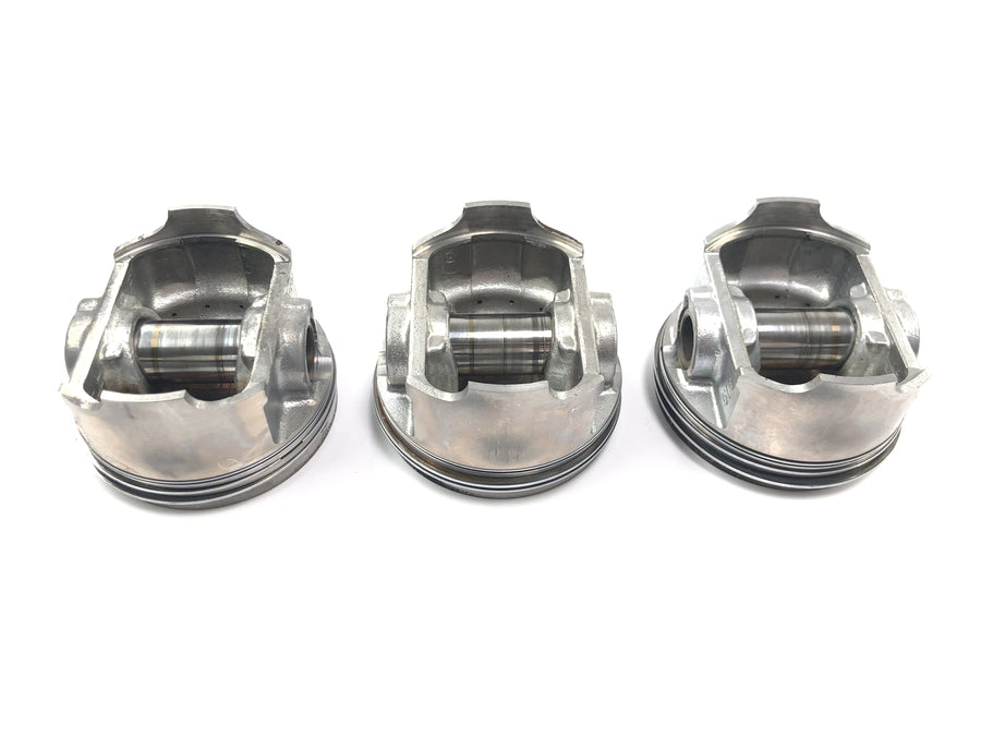 Triumph Thunderbird 900 T309RT [1995] - Moottorilohkon moottorikotelo vuorauksilla ja männillä