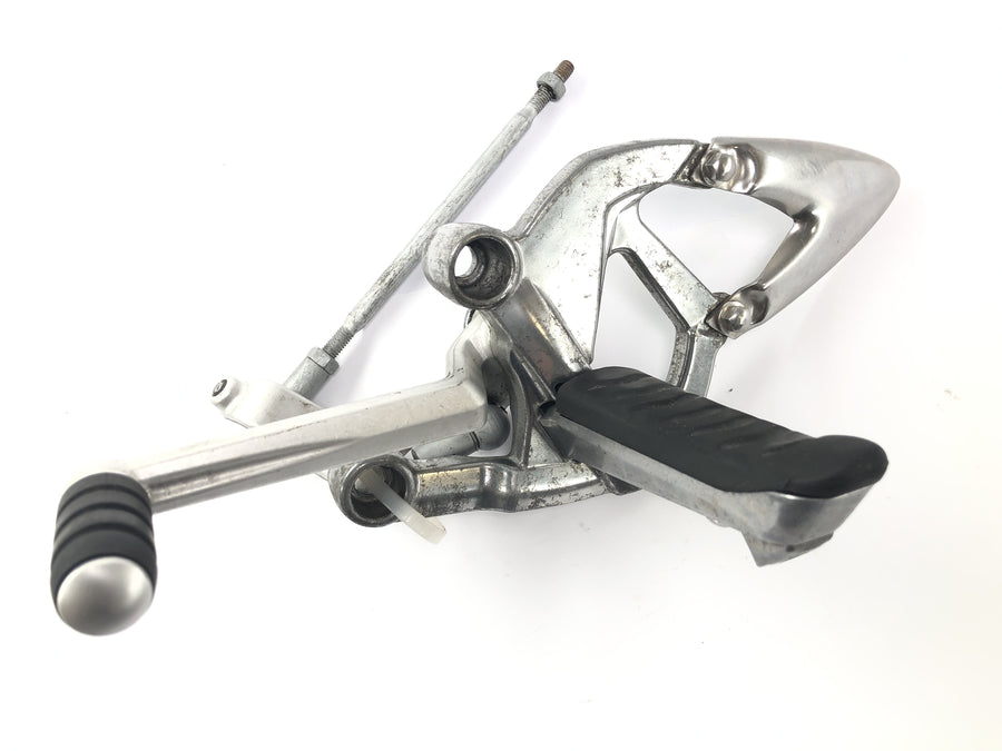 Triumph Sprint ST 1050 [2005] - Fußrastenanlage Fahrerfußraste Fußrastenplatte links mit Schaltpedal und Gestänge