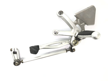 Benelli TNT 1130 [2009] - Förarens vänstra fotstödssystem med växlingslänkage.