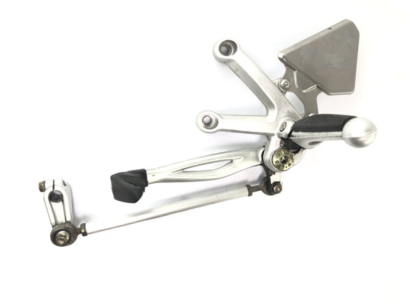 Benelli TNT 1130 [2009] - Førerens venstre fotstøttesystem med girkobling.