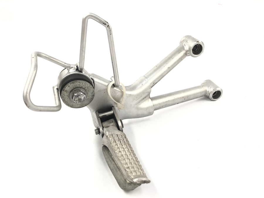 Suzuki GSX R 1100 GV73B [1990] - förarens fotstöd med hållare