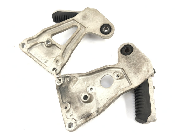 SUZUKI GSX R 1100 GV73B [1990] - Pediatryczne podnóżki po lewej i prawej stronie z uchwytem