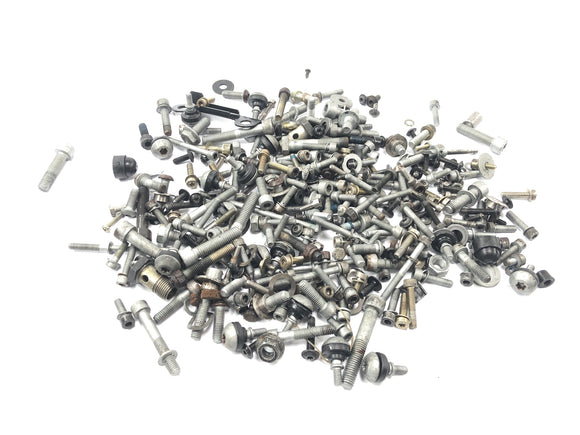 BMW K 1200 GT K12 [2003] - 残りの部品とネジが多数のネジと小さな部品が混在しています