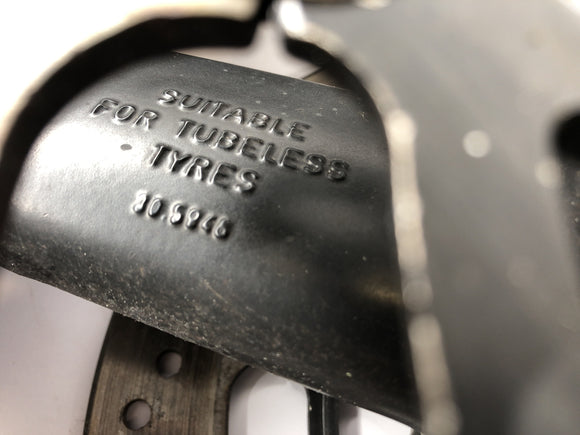 Triumph Speed ​​Triple 955i [1999] - ráfku předního kola vpředu 120/70 ZR17