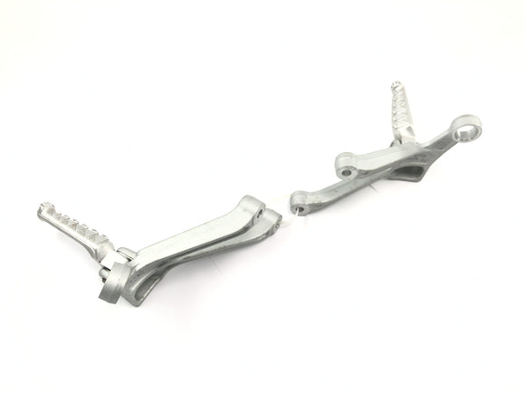 Aprilia RSV 1000 R [2004] - Soziusfußrasten mit Halter Fußrastenanlage hinten links und rechts