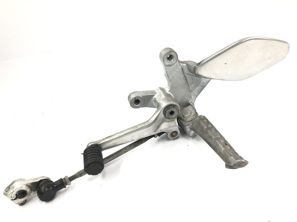 Yamaha YZF 750 R 4HN [1995] - Fahrer Fußrastenanlage links mit Schaltpedal und Gestänge