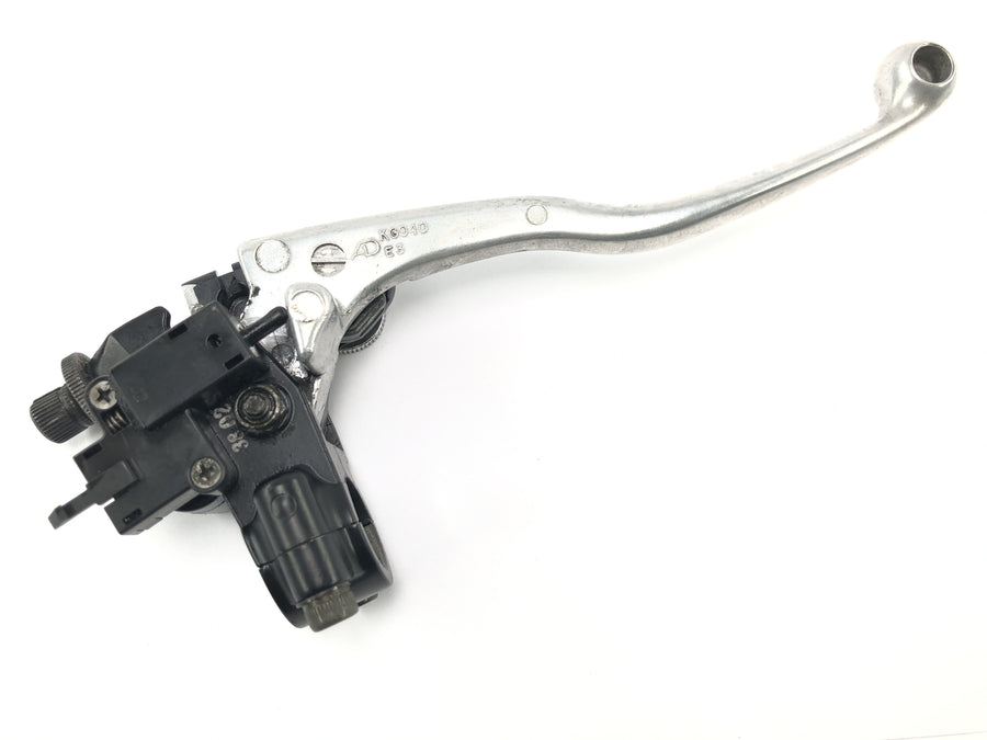 Kawasaki Zephyr 750 ZR750C [1994] - Kytkimen kiinnitys kytkinvivun ohjaustangon asennus vasen