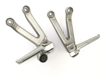 Honda CBR 900 RR SC28 [1994] - Soziusfußrasten Fußrastenhalter links und rechts Fußrastenaufnahmen