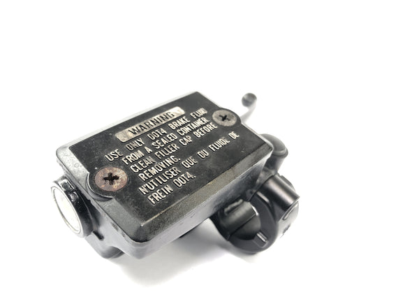 Kawasaki ZX -10 ZXT00B [1990] - brake pump at the front hand brake pump with brake handle