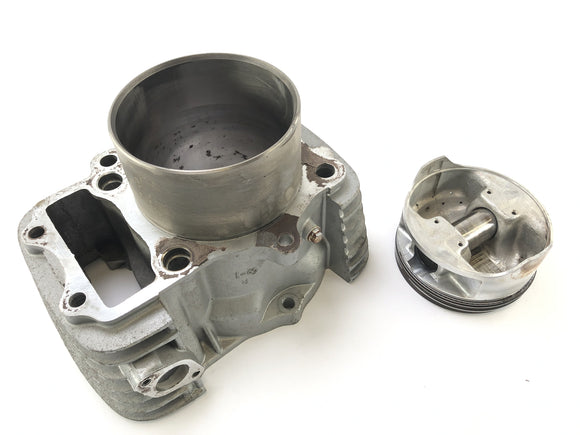 Kawasaki VN -15 VNT50A [1989] - Sylinteri, jonka takana on mäntä