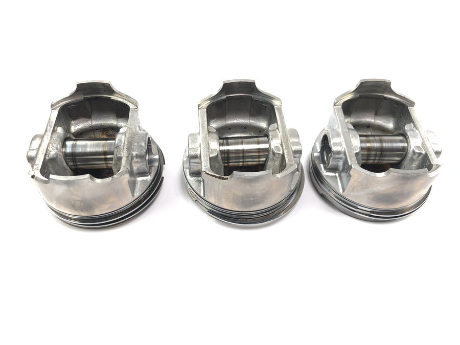 Triumph Thunderbird 900 T309RT [1995] - Moottorilohkon moottorikotelo vuorauksilla ja männillä