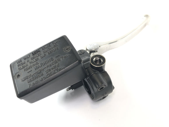 Yamaha XJR 1300 RP06 [2002] — Тормозной насос, насос ручного тормоза, штуцер тормозного рычага, главный цилиндр, передний правый