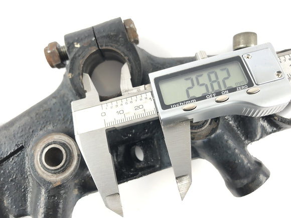 Triumph Bonneville T140V [1976] - Puente de la bifurcación arriba