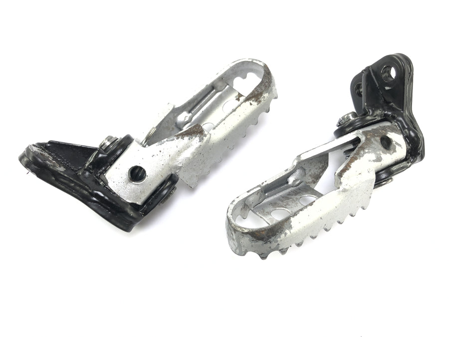 Husqvarna SM 630 A4 [2010] - Förarens fotstöd på vänster och höger