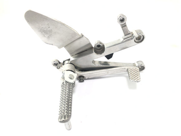 Yamaha YZF R1 RN01 [1998] - Система подножества справа с педалью тормоза