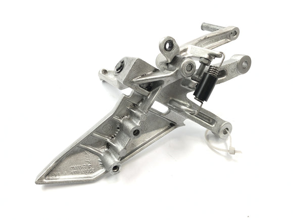 Aprilia Rst 1000 Futura [2002] - Bestuurders voetsteun rijpen aan de rechterkant met rempedaal