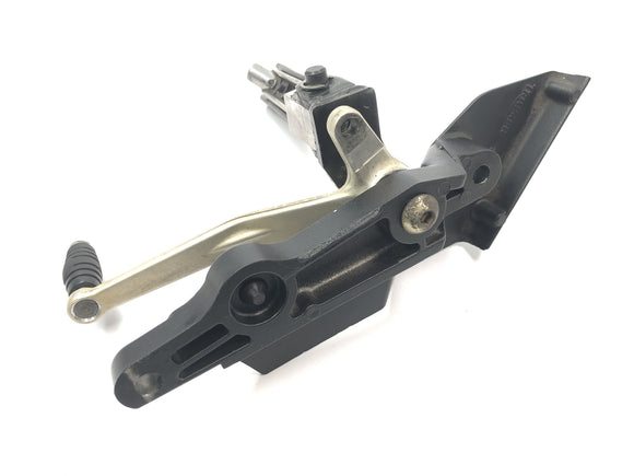 Triumph Daytona 900 T300 [1996] - Sistema de reposapiés reposapiés izquierdo con pedal de cambio