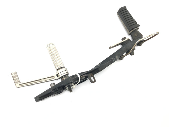 Kawasaki GPZ 1000 RX ZXT00A [1986] - Fussrastenanlage rechts mit Fußrasten und Bremspedal