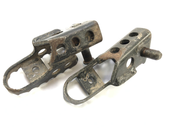 Yamaha DT 125 DE06 [2005] - Förarens fotstöd åt vänster och höger