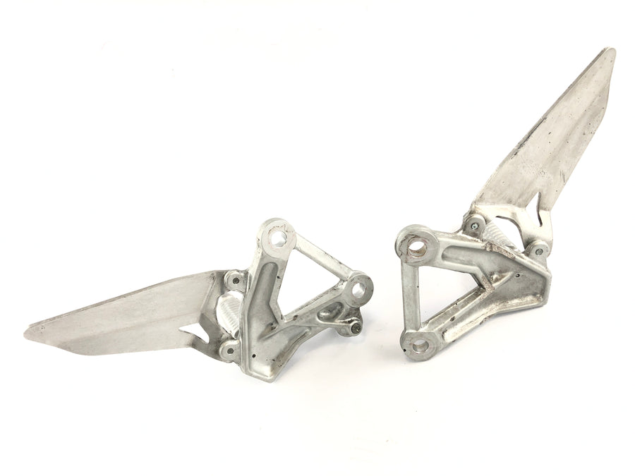 Ducati 1098 S H7 [2009] - förarens fotstöd åt vänster och höger