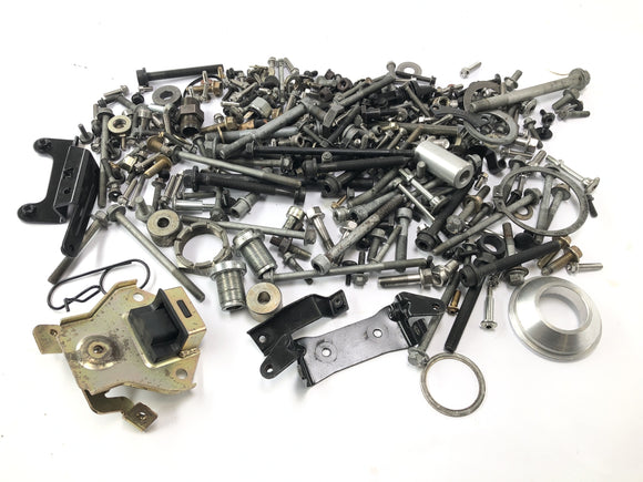 Triumph Sprint St 1050 [2005] - Zbytkové části a šrouby jsou svazek