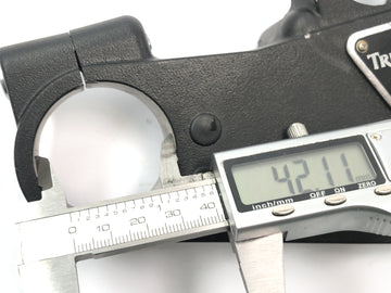 Triumph Daytona 900 T300 [1996] - soporte del cabezal de control de la abrazadera del manillar del puente superior de la horquilla - 0