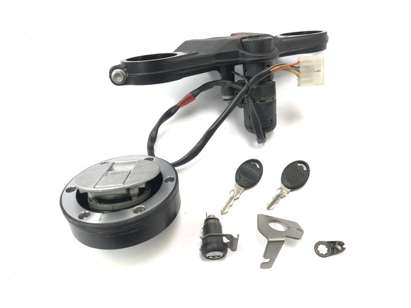 Aprilia RST 1000 Futura [2002] - serrurier avec pont de fourche au-dessus de l'ensemble de touches de couvercle du réservoir de verrouillage d'allumage