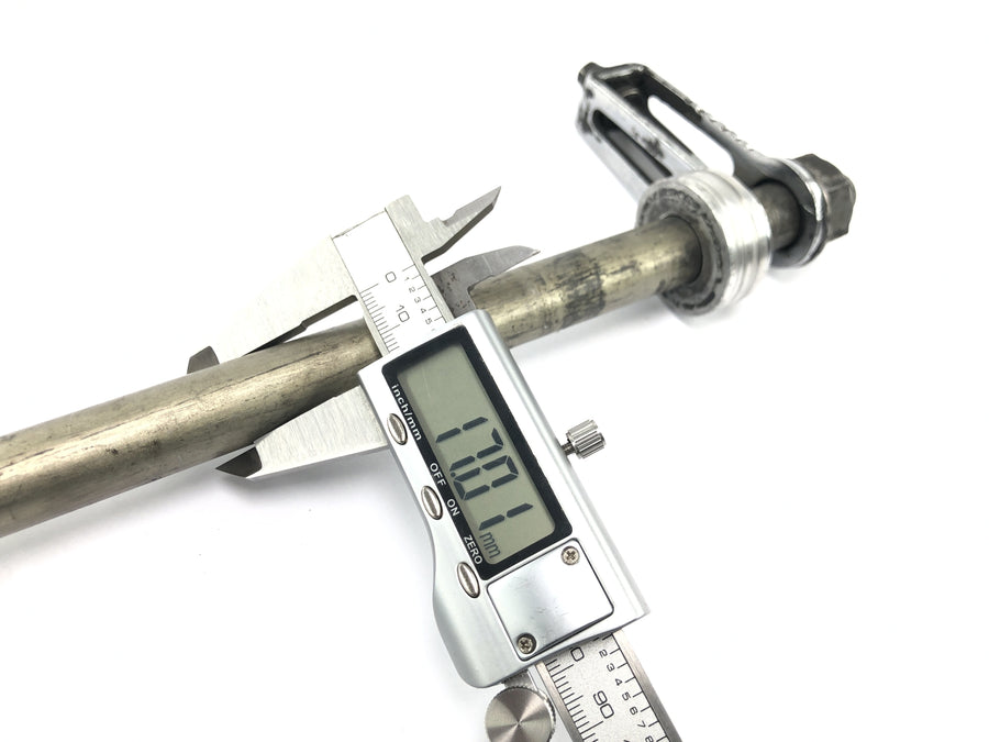 Triumph Bonneville T100 986MF [2012] - Rear wheel axle axle with chain tensioner