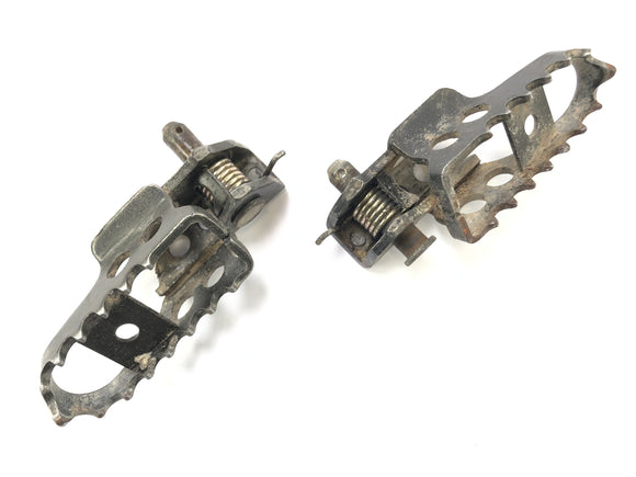 Yamaha DT 125 DE06 [2005] - Förarens fotstöd åt vänster och höger