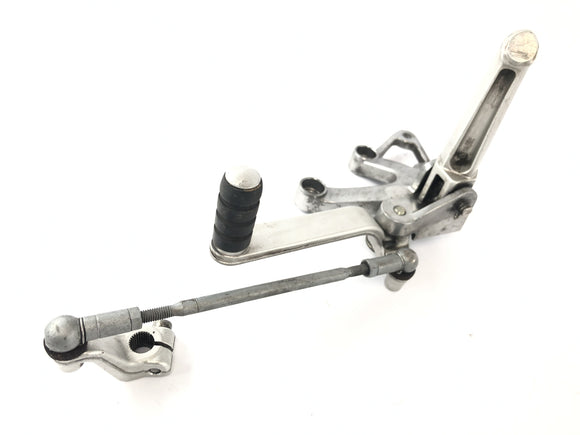 Triumph Speed Triple 1050 515NJ [2007] - Poggiapiedi sinistro con pedale del cambio e tiranteria del cambio